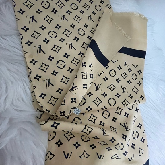 Louis Vuitton Silk Scarf. - Picture 12 of 15